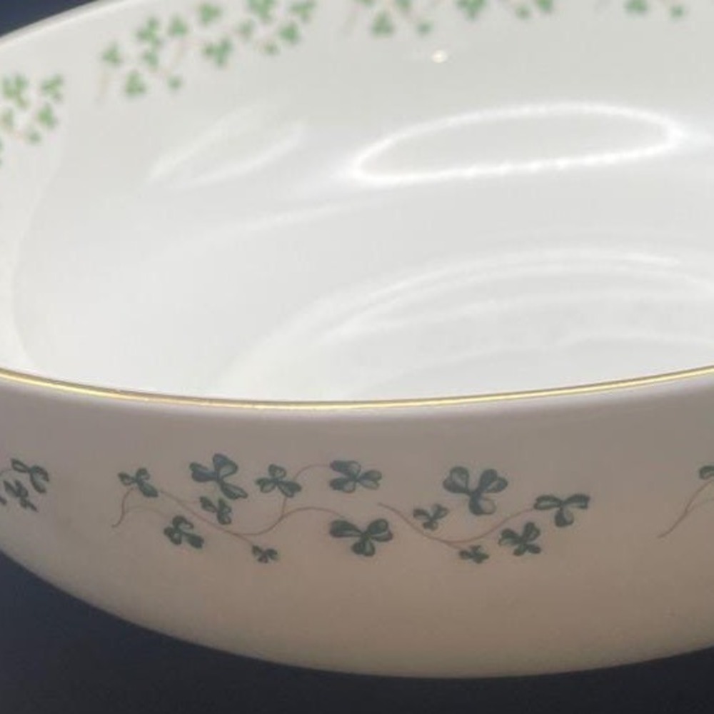 Pristine Vintage Royal Tara Shamrock 8.25" Round Serving Bowl Gold Rim